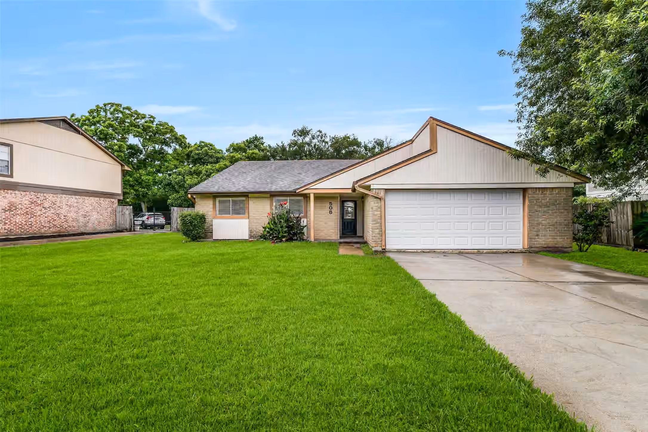 Photo of 508 E Castle Harbour Drive, Friendswood, TX