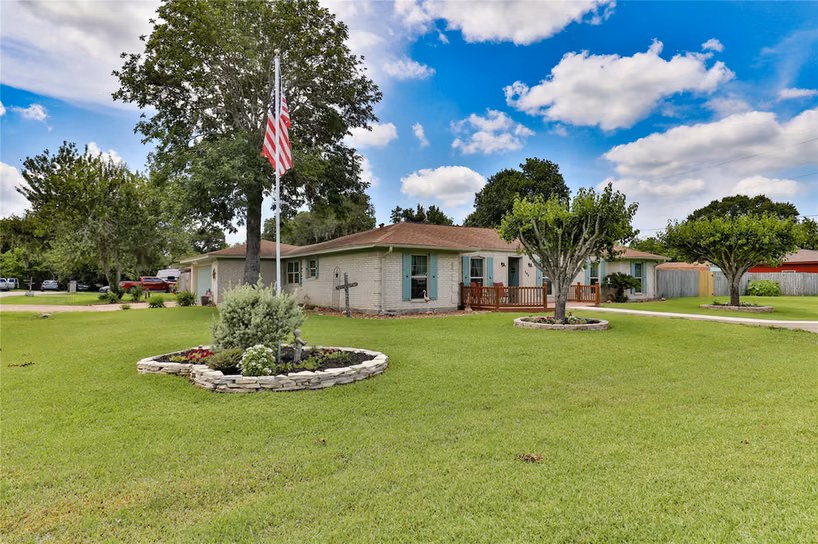 Photo 3 of 203 Tamarind Street, Lake Jackson, TX
