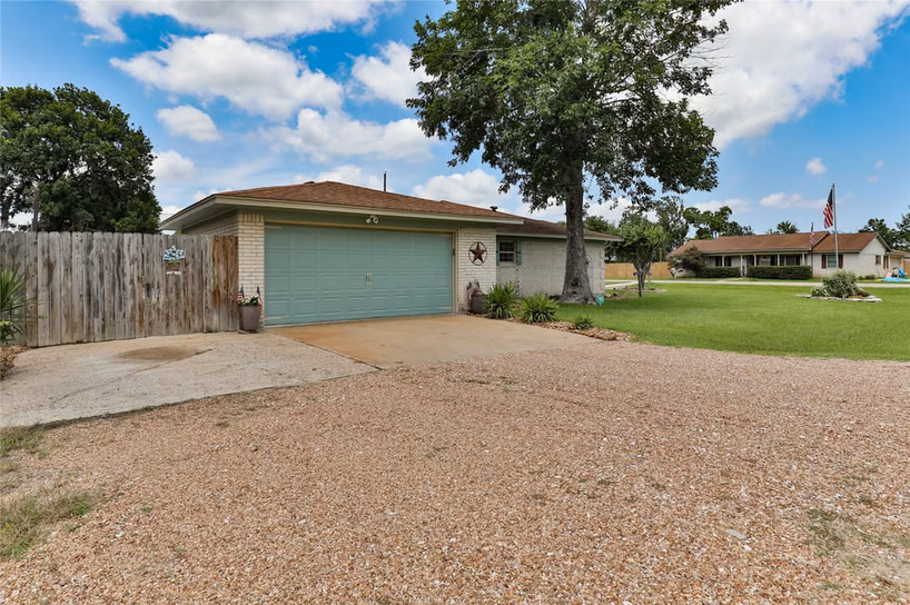 Photo 4 of 203 Tamarind Street, Lake Jackson, TX