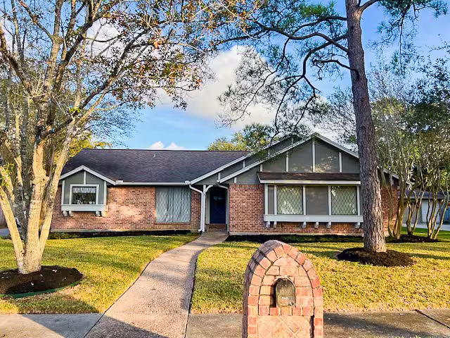Photo 5 of 1203 Middlecreek Street, Friendswood, TX