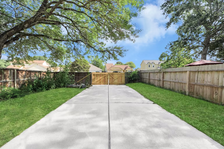 Photo 5 of 19306 Gladewater Court, Tomball, TX