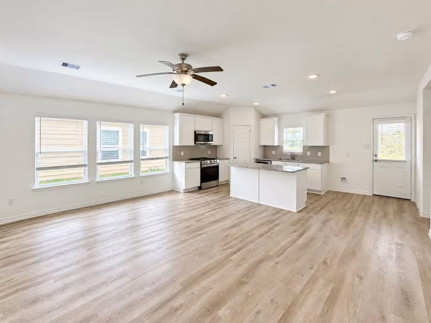 Photo 4 of 509 Oak Chase Avenue, Dayton, TX