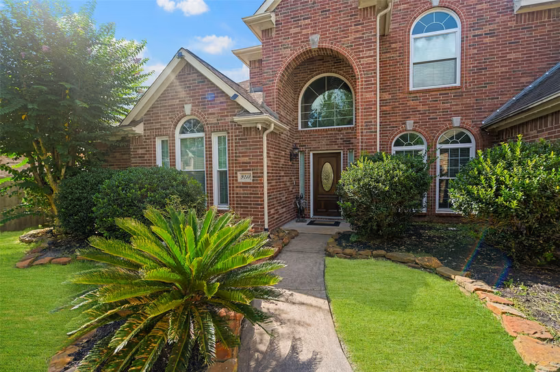 Photo 2 of 9211 Memorial Grove Drive, Spring, TX