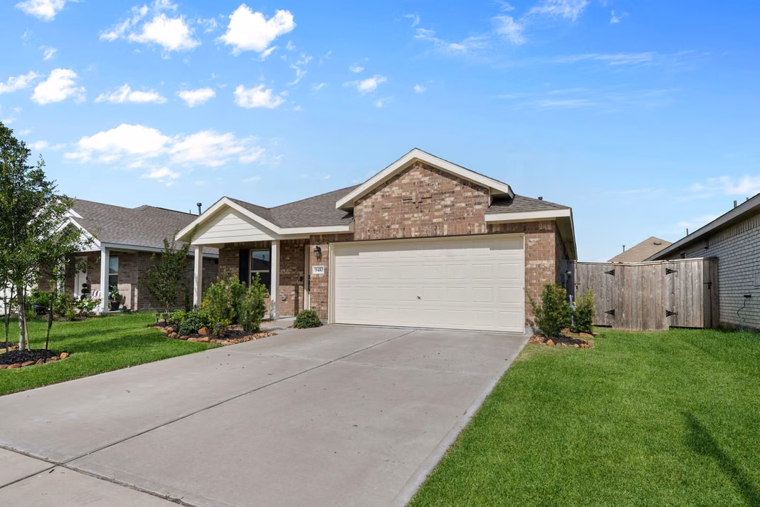 Photo 2 of 9410 Songlark Crest Dr, Baytown, TX