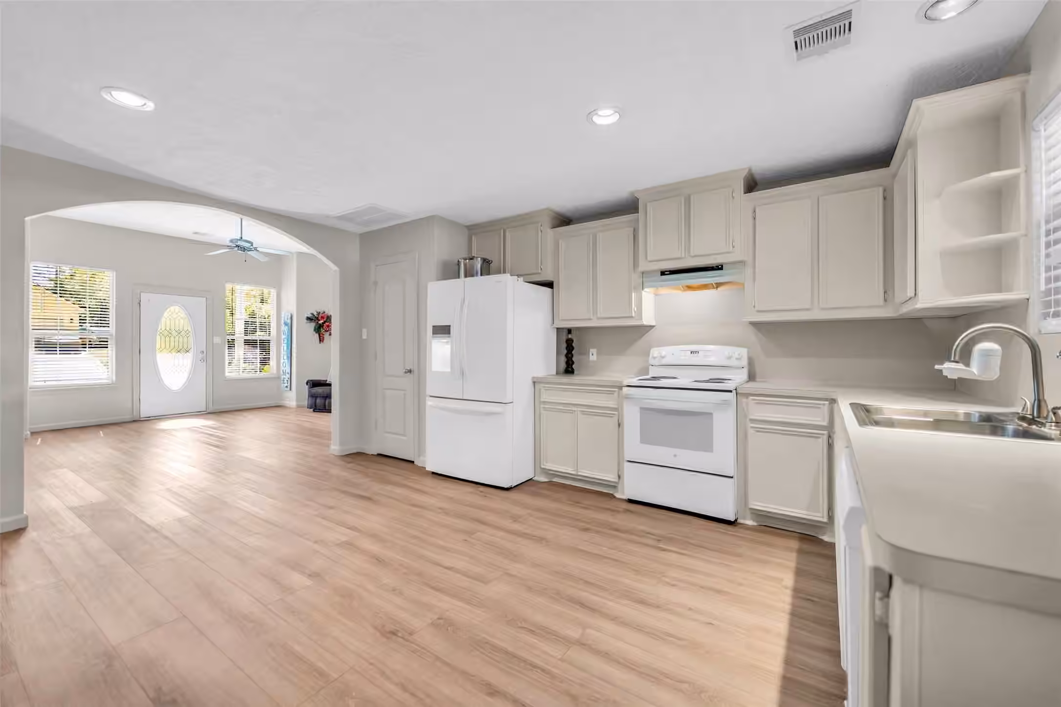 Photo 2 of 10887 Royal Pines Drive, Conroe, TX