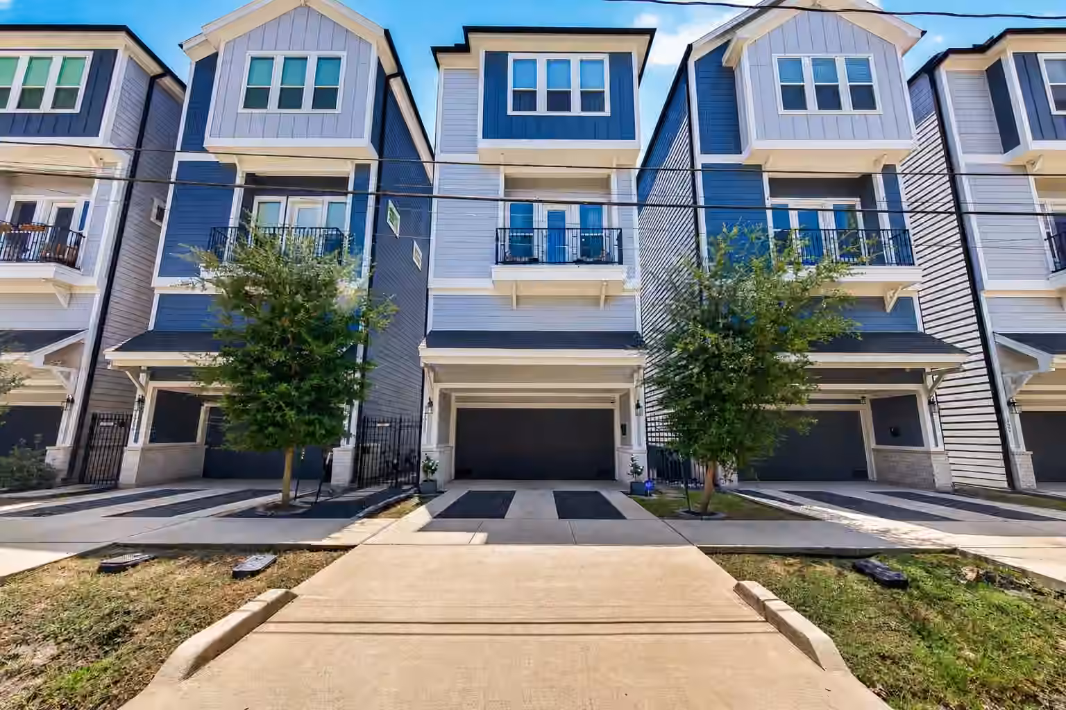 Photo 2 of 1220 W 21st Street, Houston, TX