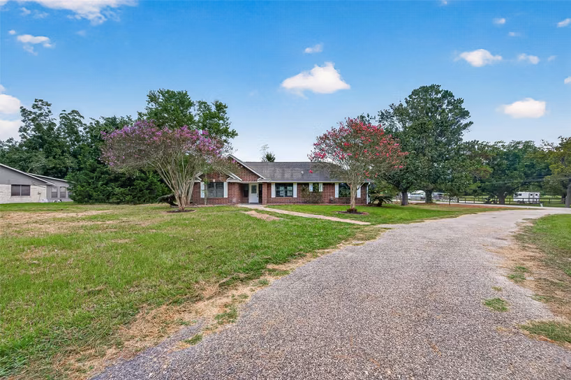 Photo of 1643 County Road 540, Alvin, TX 77511