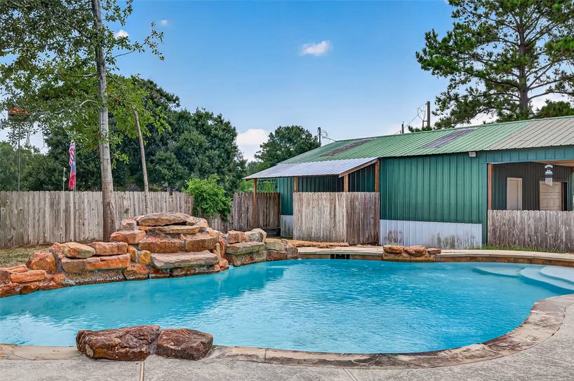 Photo 4 of 1643 County Road 540, Alvin, TX