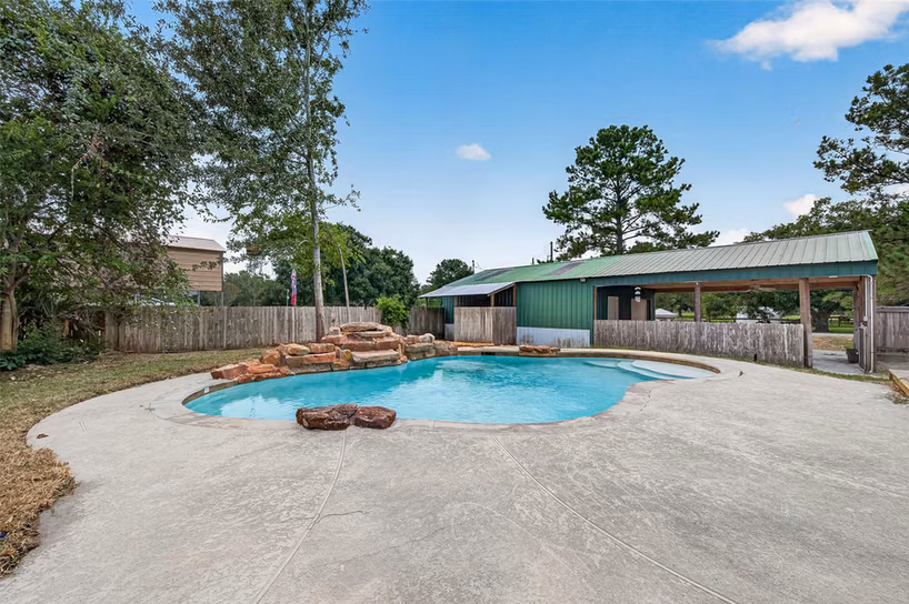 Photo 5 of 1643 County Road 540, Alvin, TX