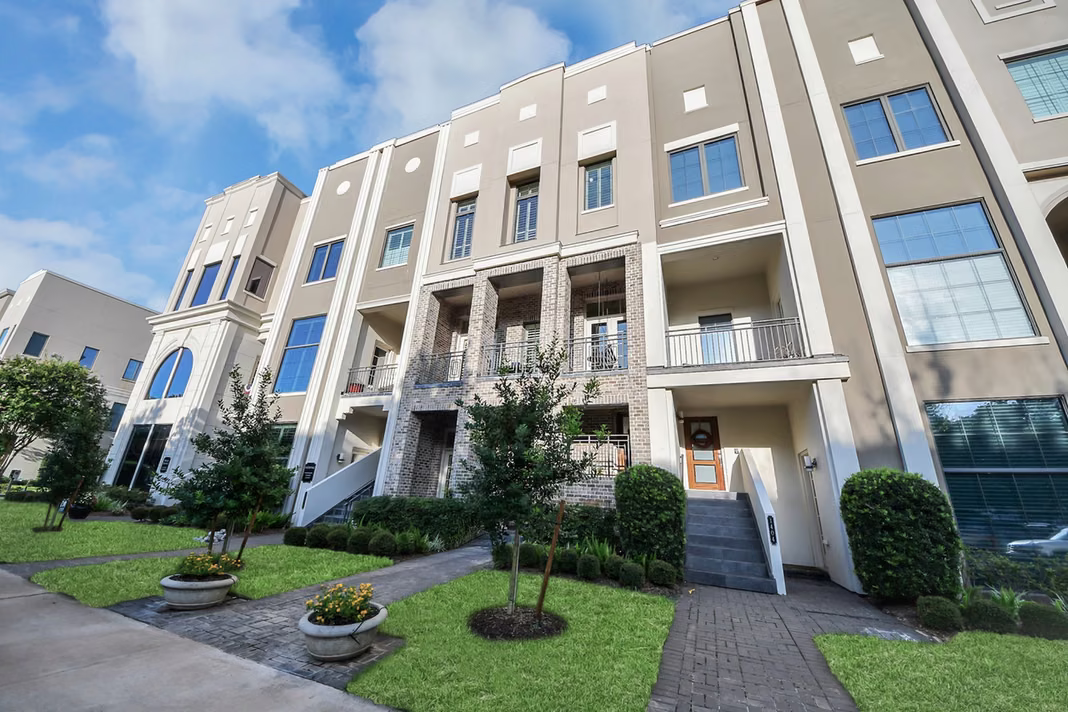 Photo 2 of 1406 Lake Pointe Parkway, Sugar Land, TX
