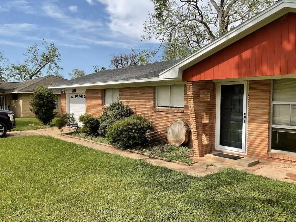 Photo 2 of 210 Southern Oaks Drive, Lake Jackson, TX
