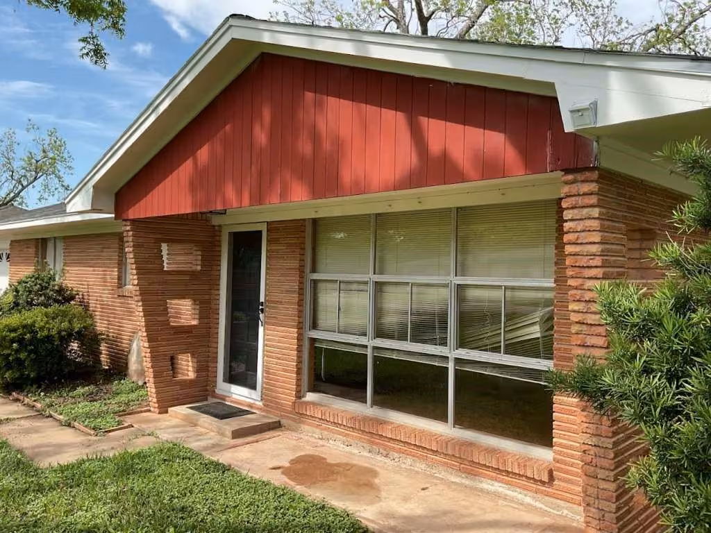 Photo 3 of 210 Southern Oaks Drive, Lake Jackson, TX
