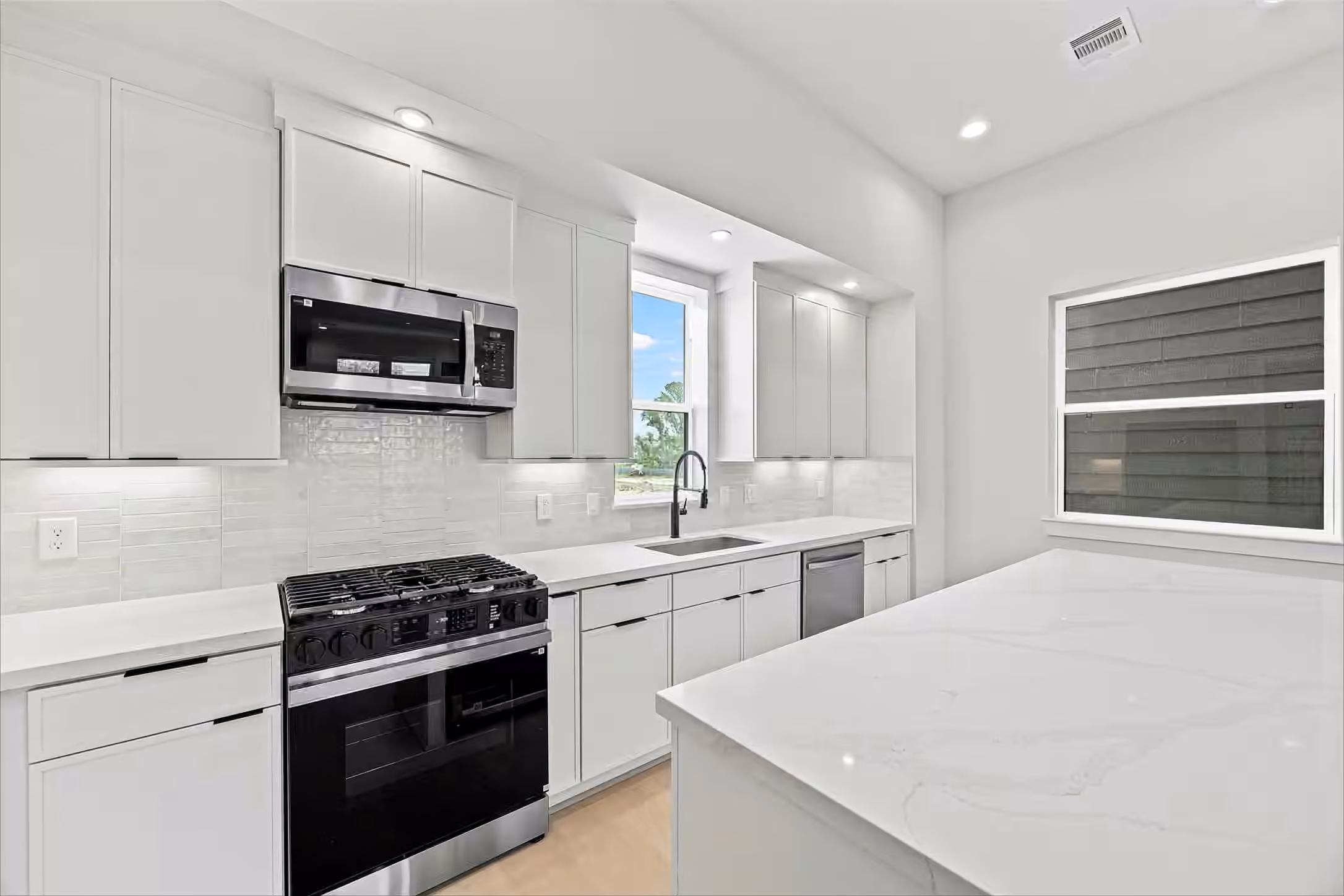 Photo 3 of 523 Hillwood Heights Drive, Houston, TX