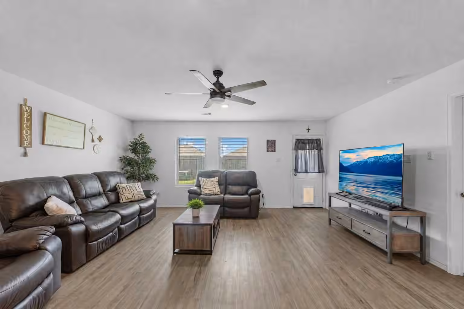 Photo 3 of 9911 Stoney Spring Lane, Baytown, TX