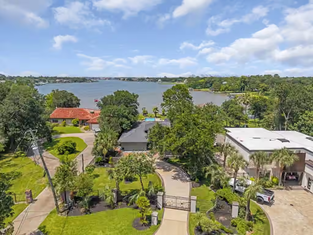 Photo 4 of 217 Lakeshore Circle, Seabrook, TX