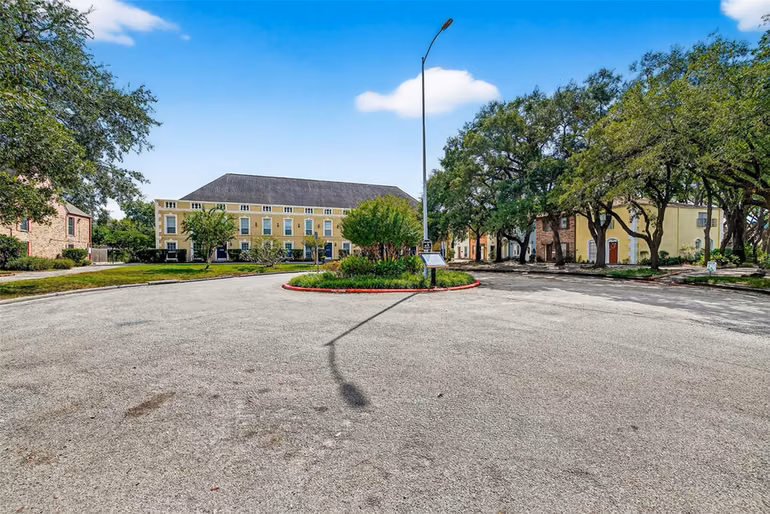 Photo 2 of 5200 Arboles Drive 2, Houston, TX
