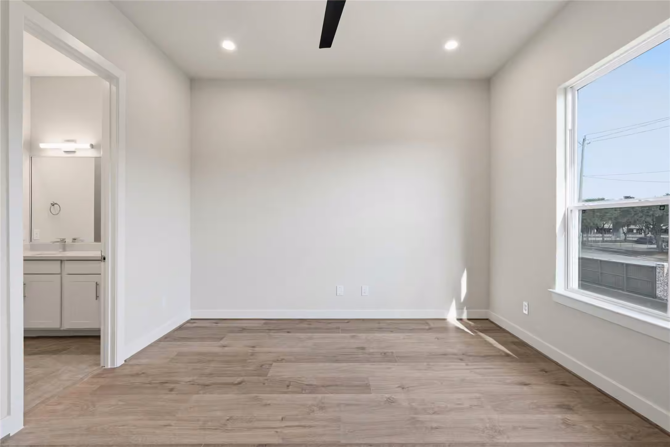 Photo 5 of 3907 Willowbend Point Drive, Houston, TX