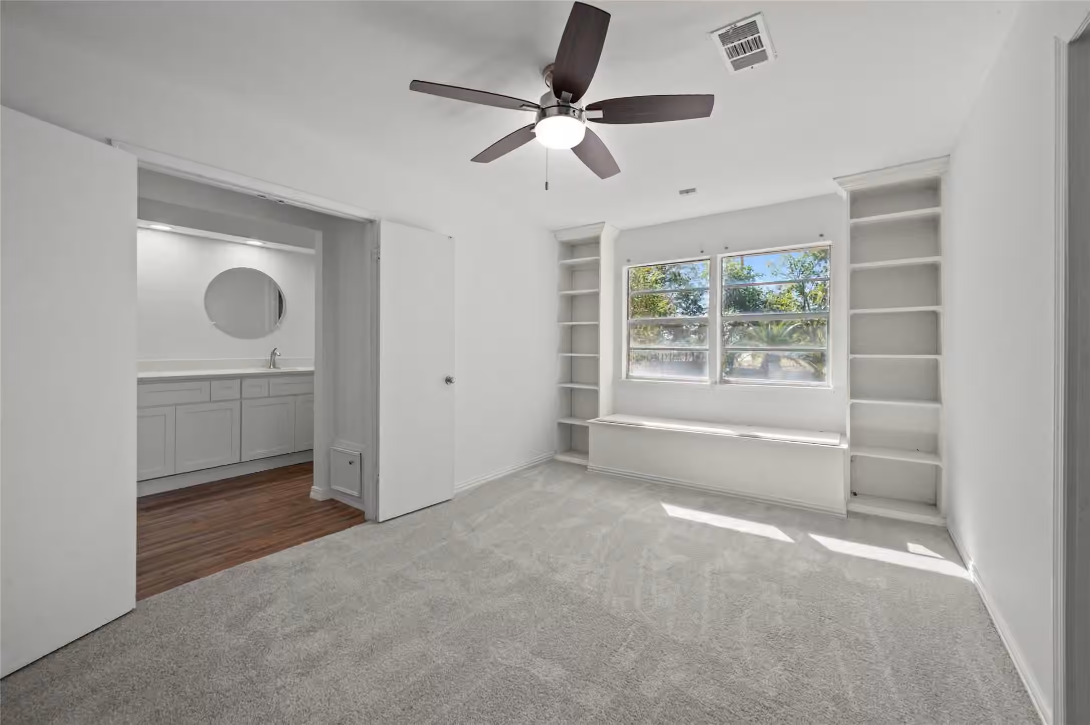 Photo 7 of 4702 Bayou Vista Drive, Houston, TX