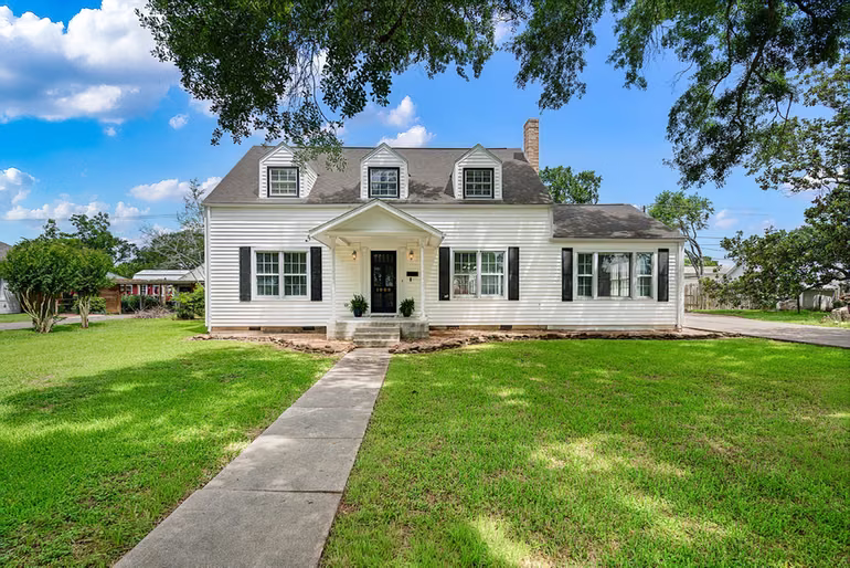 Photo 5 of 1008 Heights Avenue, El Campo, TX