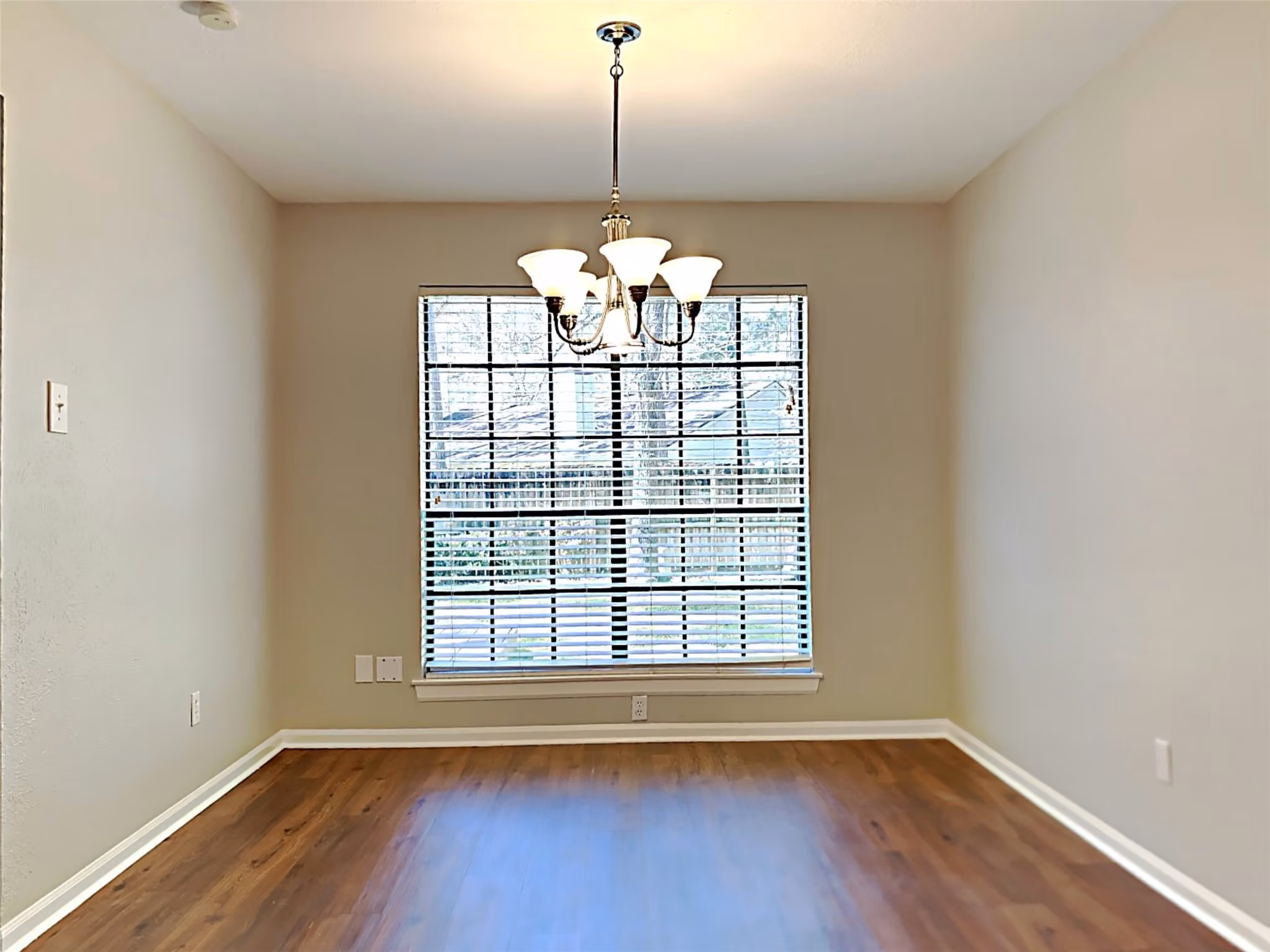 Photo 7 of 158 E Pathfinders Circle, The Woodlands, TX
