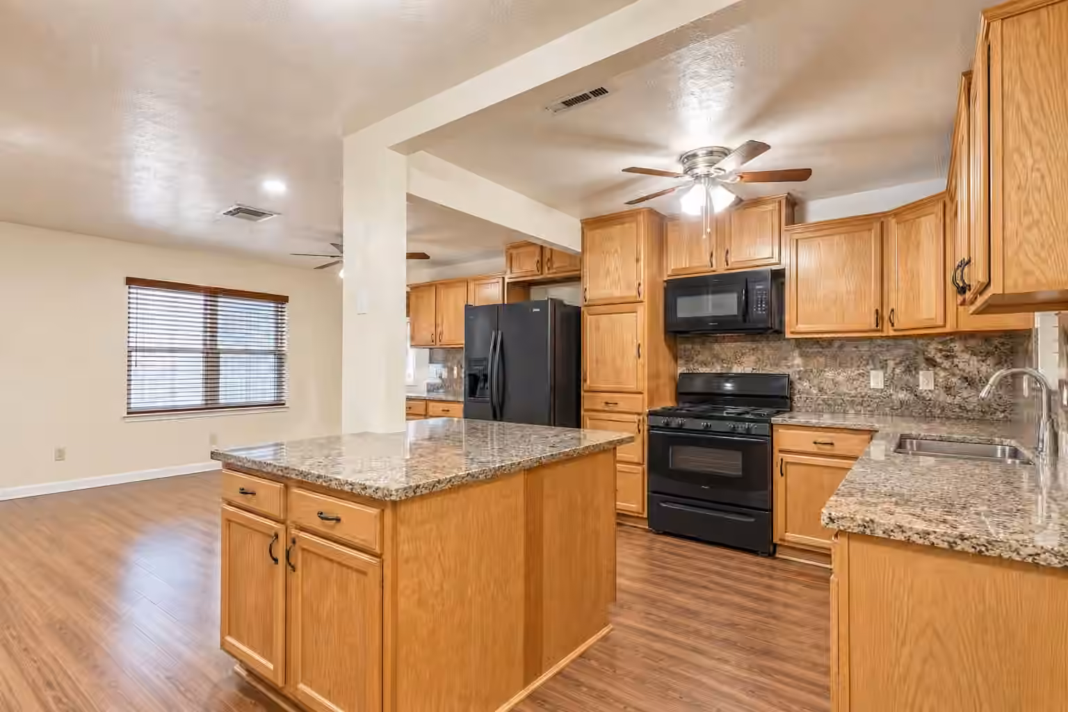 Photo 4 of 9101 Homewood Lane NE, Houston, TX