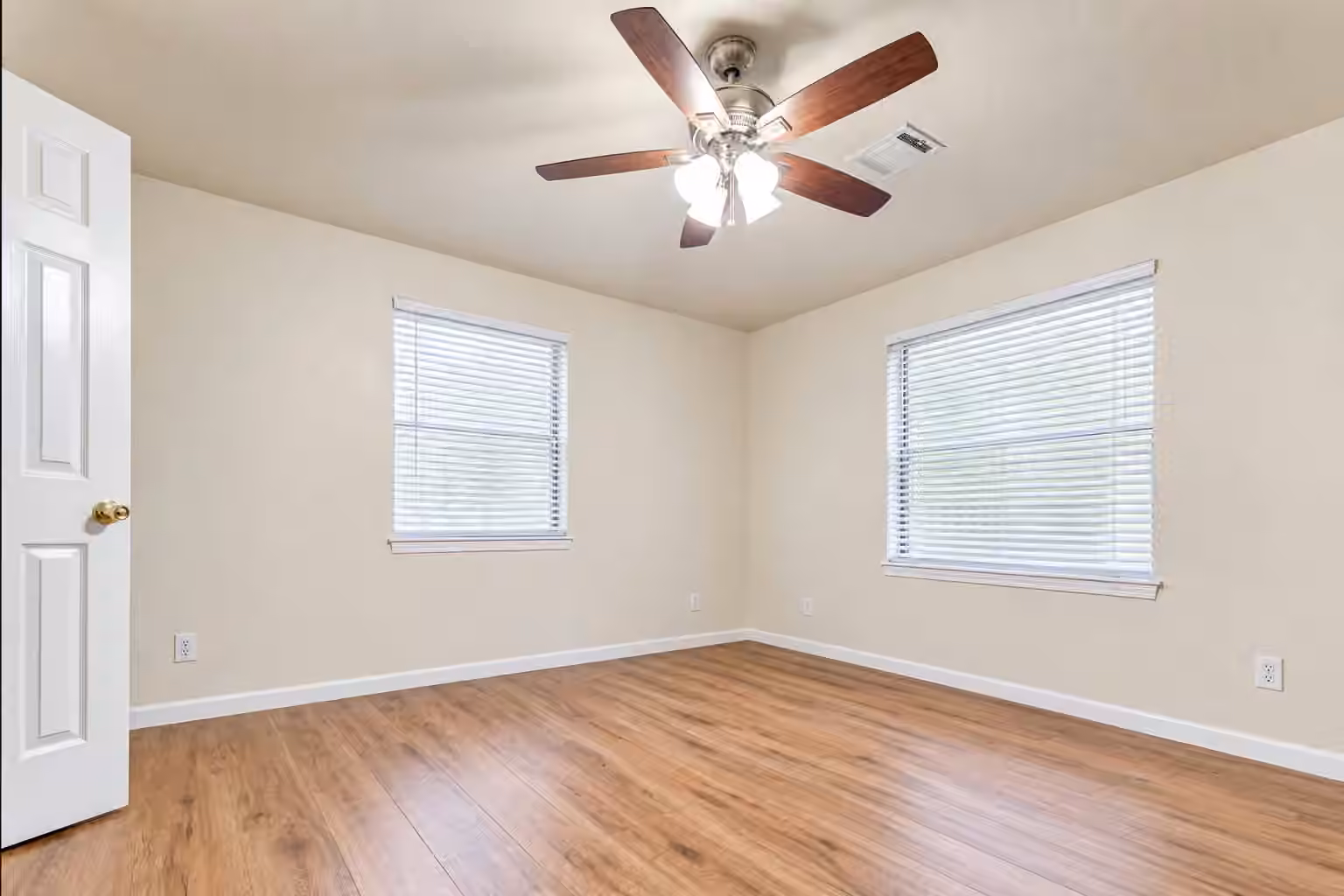 Photo 6 of 9101 Homewood Lane NE, Houston, TX