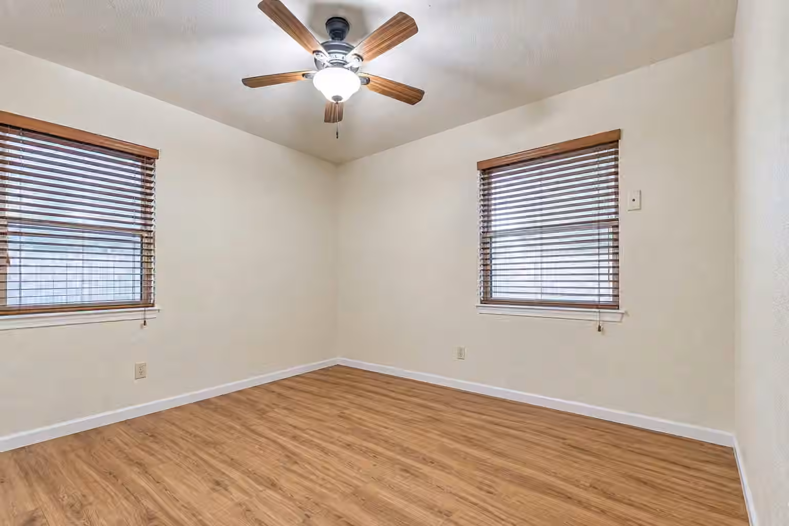 Photo 7 of 9101 Homewood Lane NE, Houston, TX
