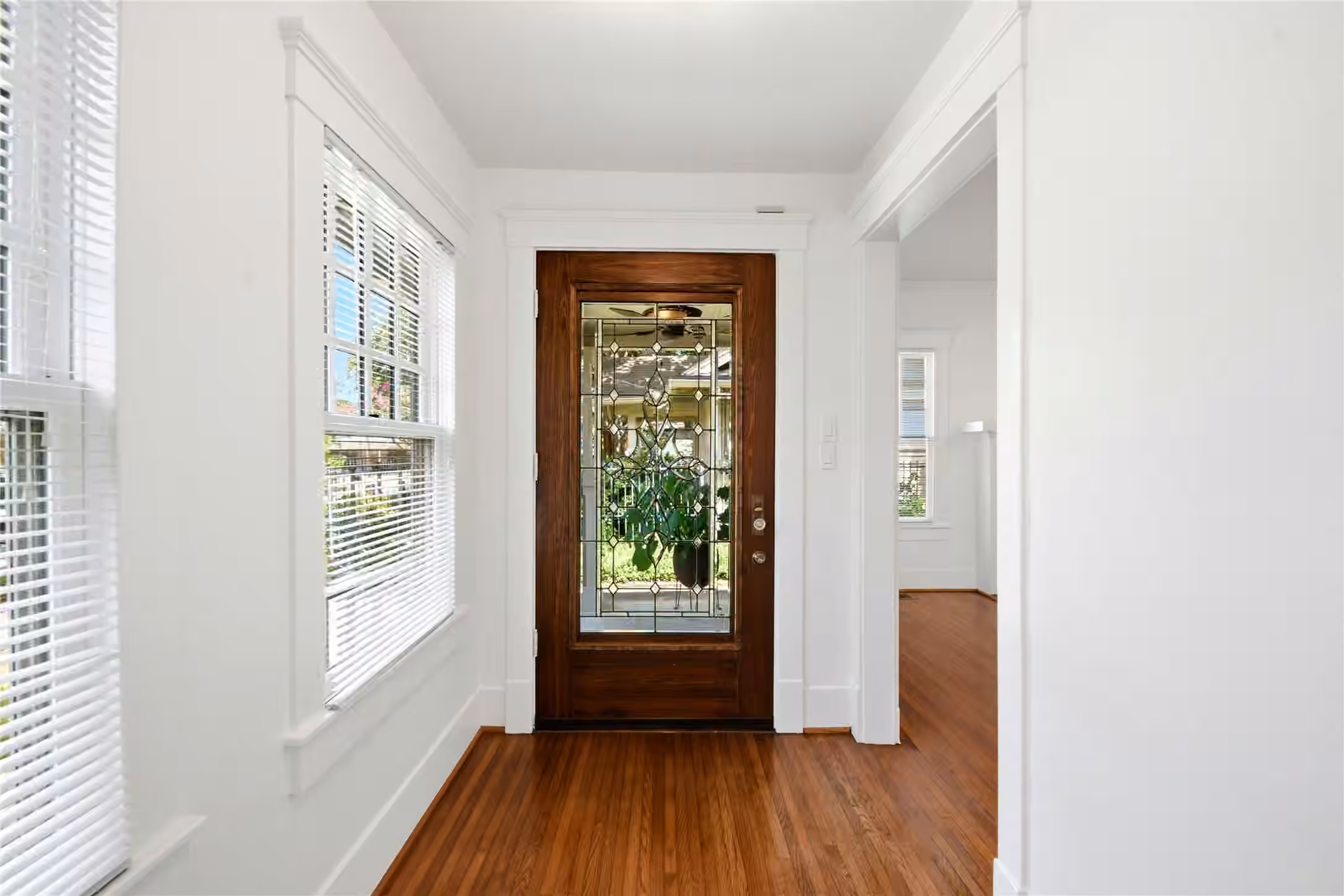 Photo 5 of 611 W Main Street, Houston, TX