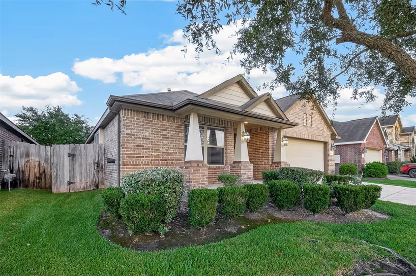Photo 3 of 6807 Peach Mill Lane, Dickinson, TX