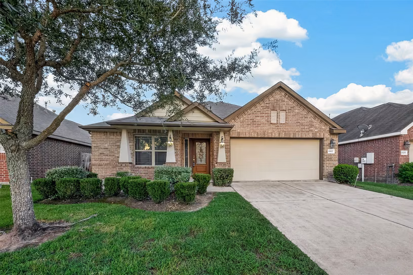 Photo 4 of 6807 Peach Mill Lane, Dickinson, TX