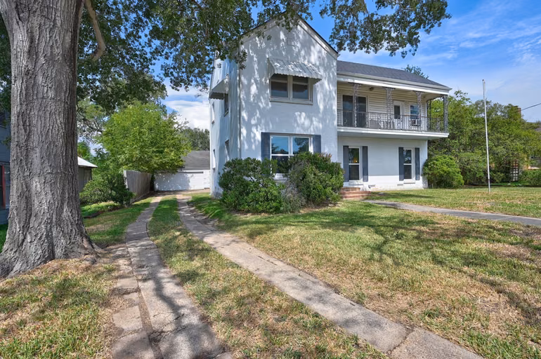 Photo 6 of 628 E Main Street, Bellville, TX