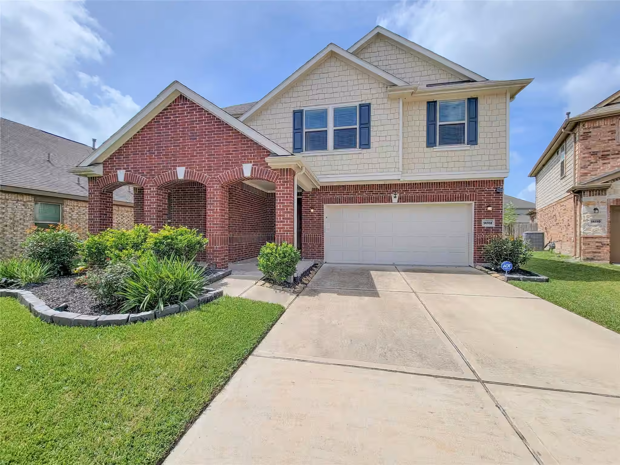 Photo 2 of 14108 Wedgewood Lakes Court, Pearland, TX