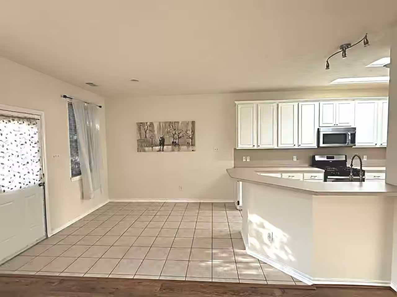 Photo 4 of 6135 MORNINGSHIRE LN, Houston, TX