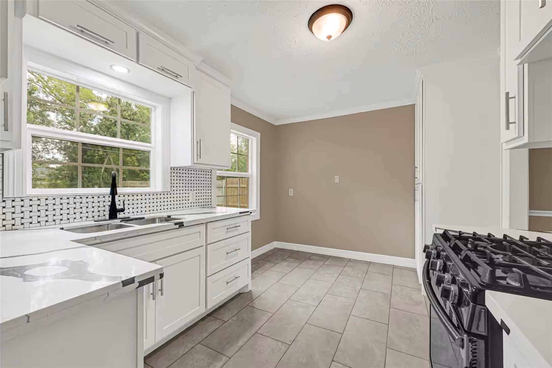 Photo 4 of 8526 Vennard Road, Houston, TX