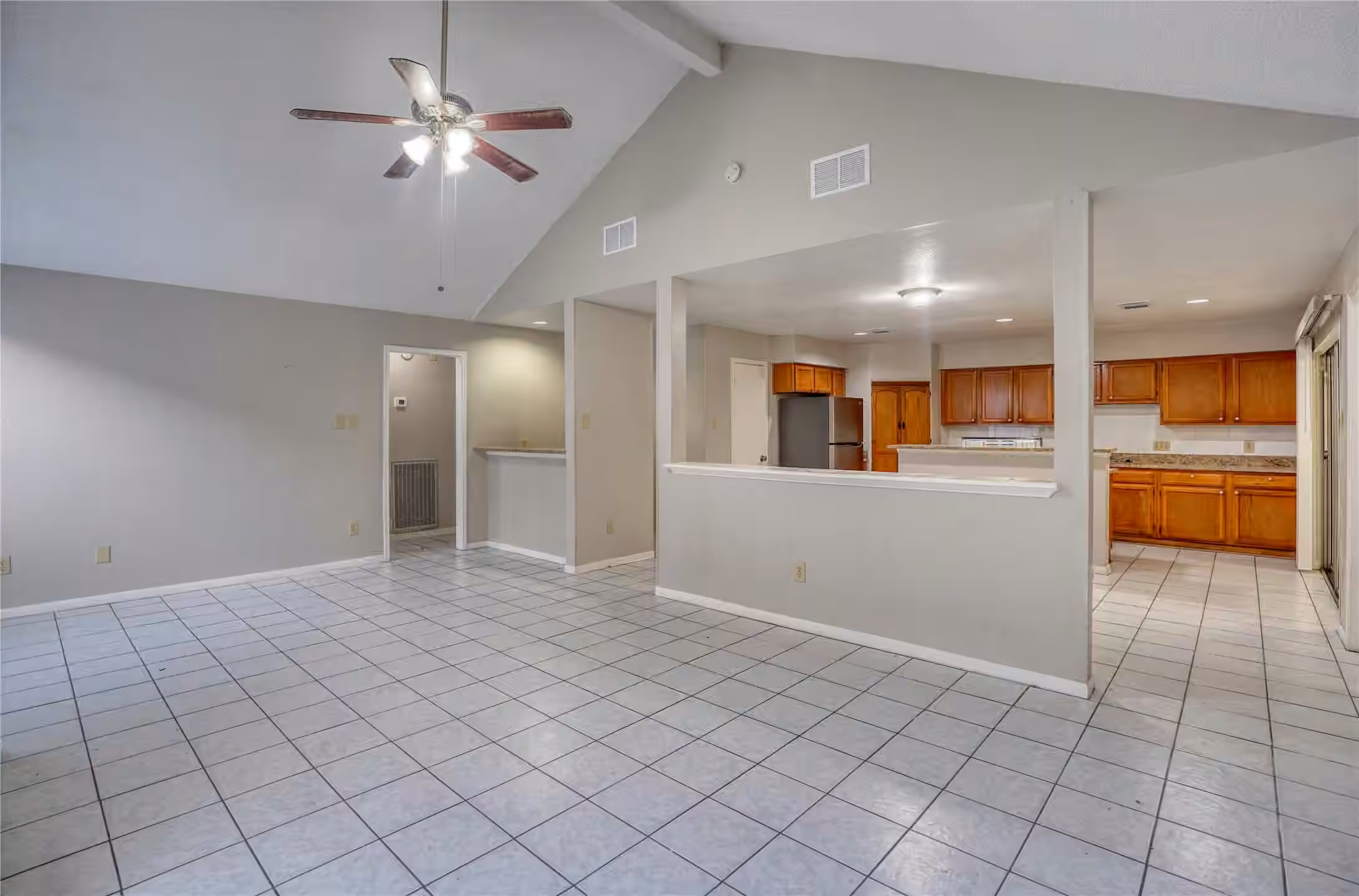 Photo 4 of 6323 Gladewell Drive, Houston, TX