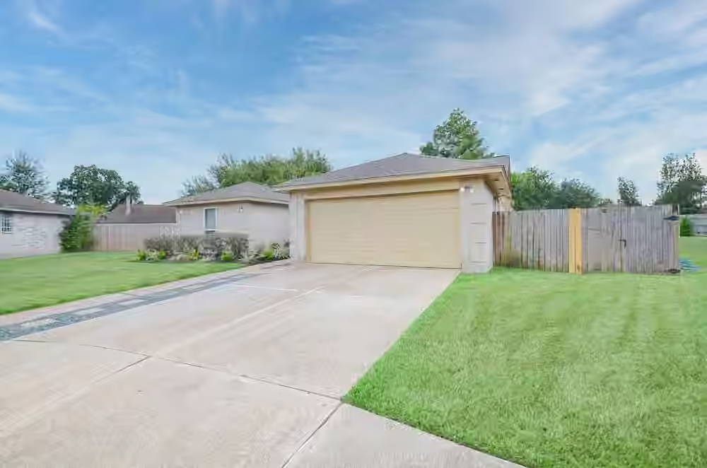 Photo 2 of 10615 Heatherford Drive, Houston, TX