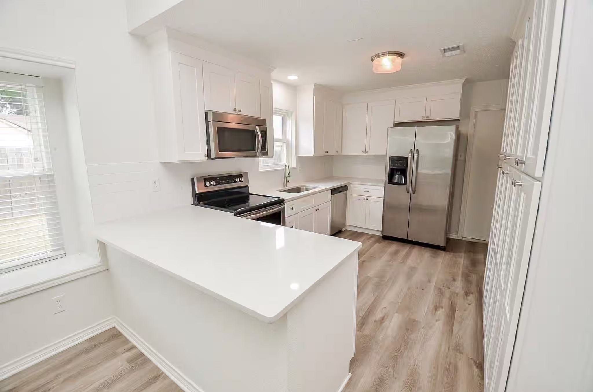 Photo 5 of 10615 Heatherford Drive, Houston, TX