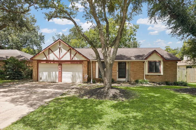 Photo 2 of 210 Brandywyne Drive, Friendswood, TX