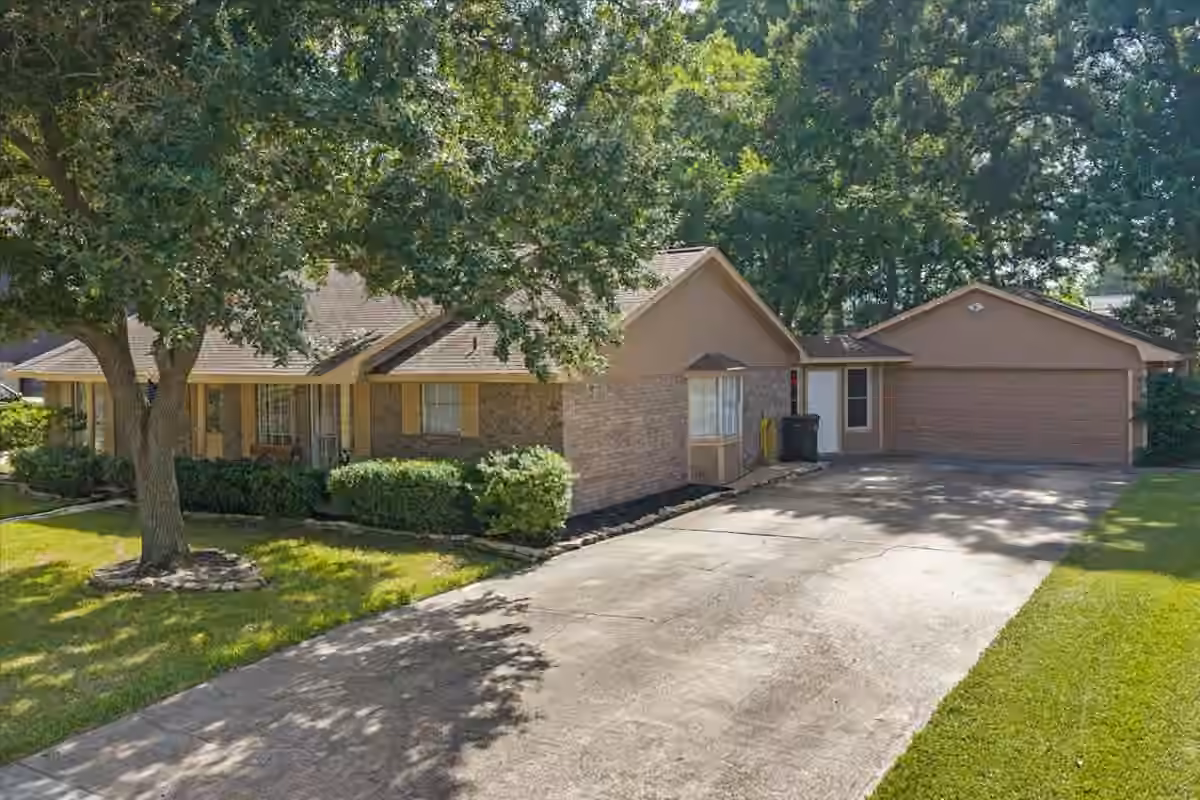 Photo of 12615 Old River Drive, Mont Belvieu, TX