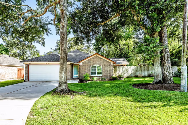 Photo 5 of 511 Springwood Drive, Conroe, TX