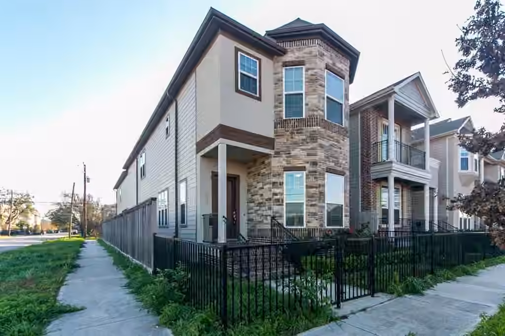Photo 3 of 402 W 28th Street, Houston, TX