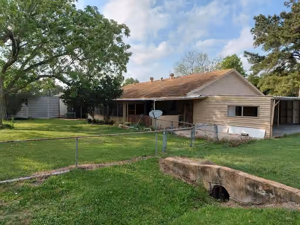 Photo 3 of 1518 Avenue B, Danbury, TX