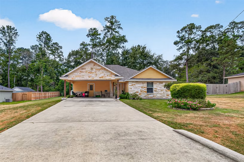 Photo 3 of 10910 Royal Magnolia Drive, Conroe, TX