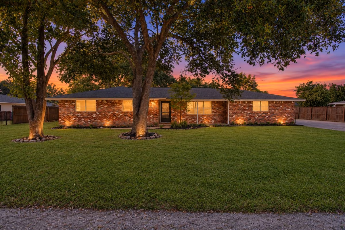 Photo of 504 E Oak Street, Highlands, TX 77562