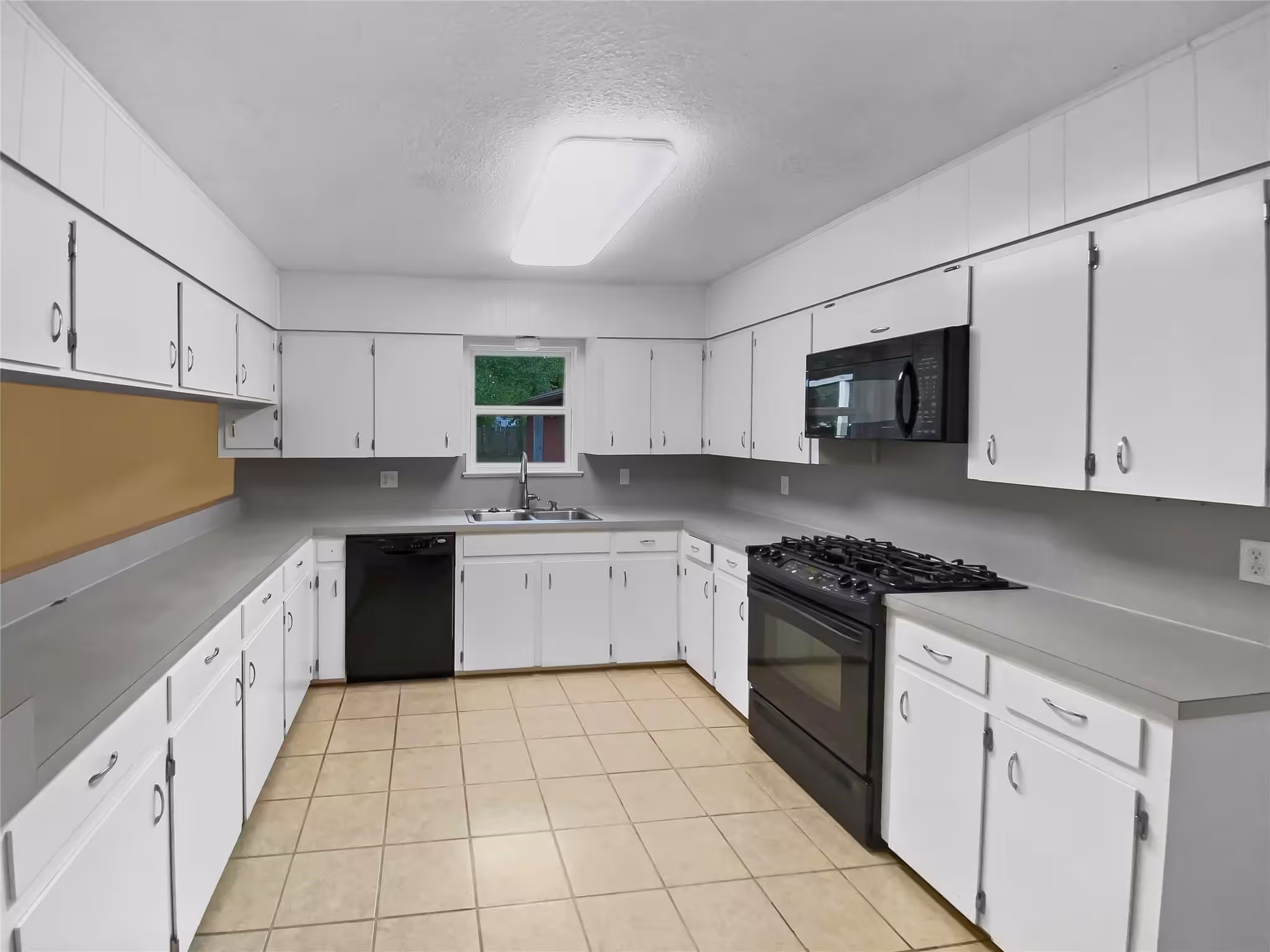 Photo 7 of 516 Dwyer Street, Angleton, TX
