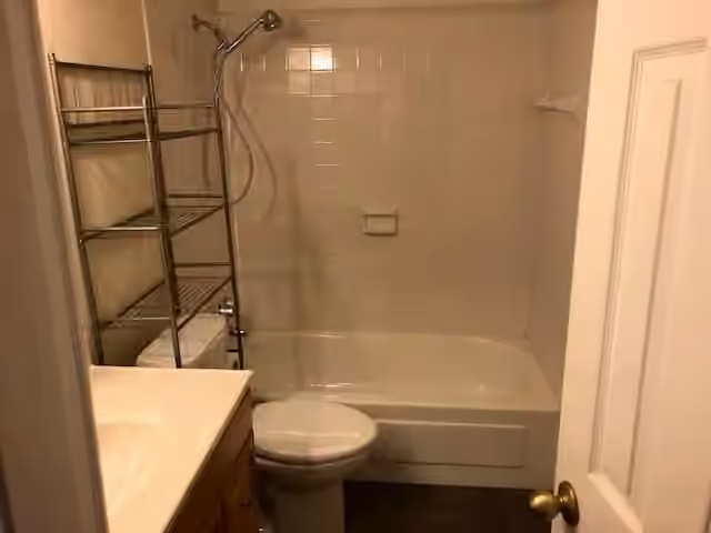 Photo 6 of 2101 Fountain View Drive 77B, Houston, TX