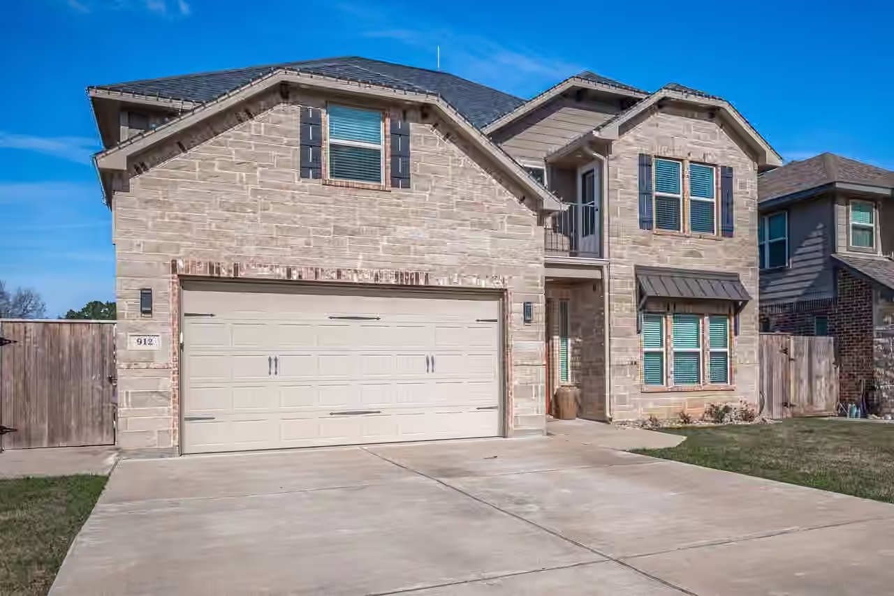 Photo 3 of 912 Roberts Street, East Bernard, TX