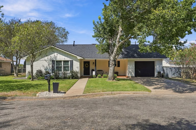 Photo of 100 N Oak Drive, Columbus, TX