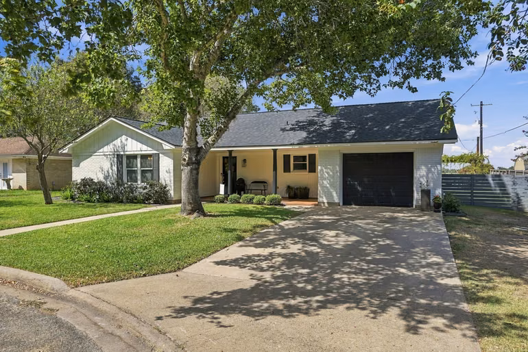 Photo 2 of 100 N Oak Drive, Columbus, TX