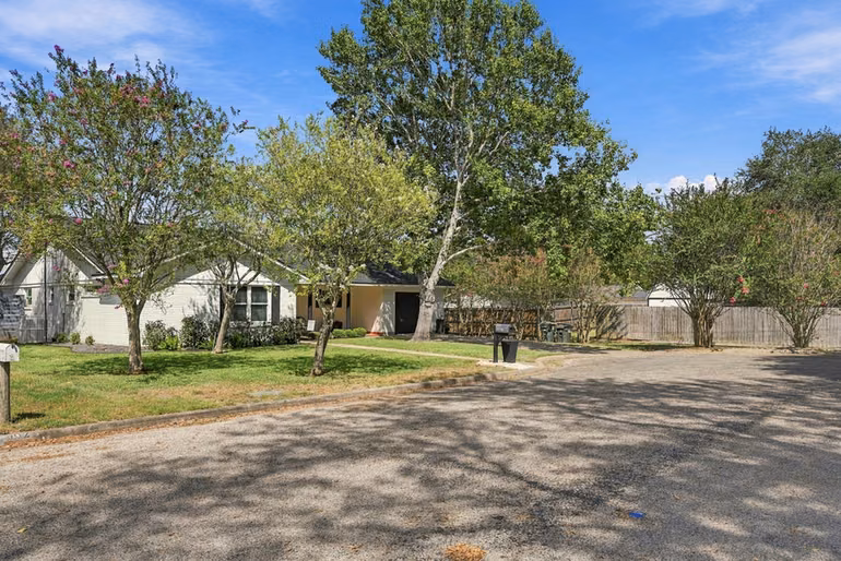 Photo 3 of 100 N Oak Drive, Columbus, TX